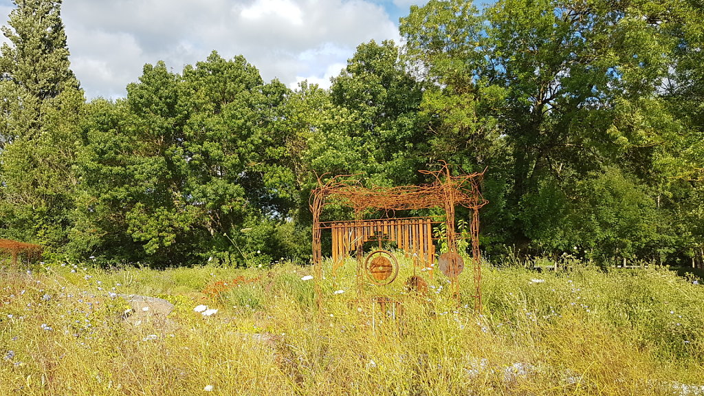 portique dans la prairie